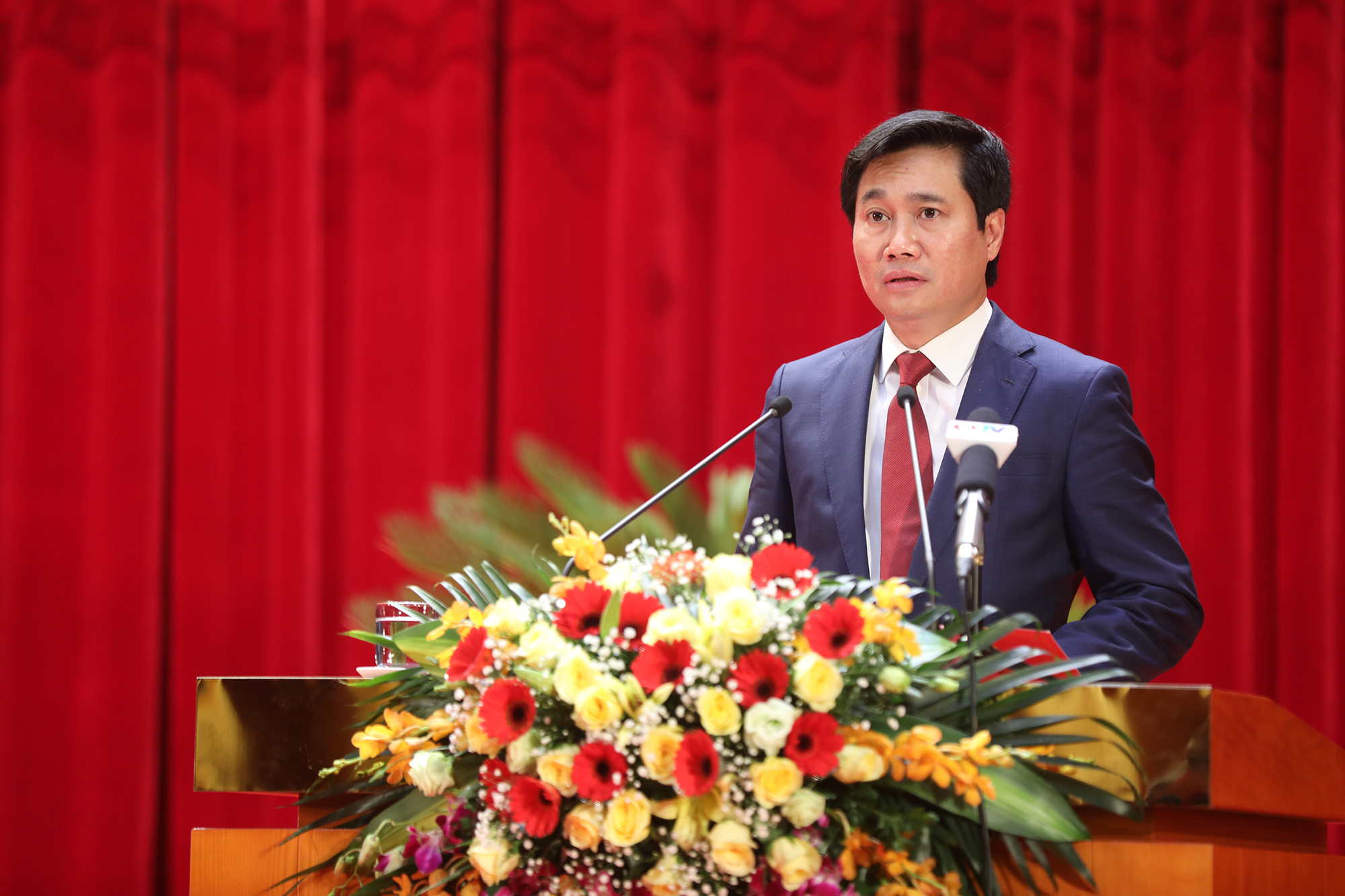 Đồng chí Nguyễn Tường Văn, Phó Bí thư Tỉnh ủy, Chủ tịch UBND tỉnh áo cáo tình hình KT-XH và công tác chỉ đạo, điều hành của UBND tỉnh 6 tháng đầu năm; nhiệm vụ, giải pháp trọng tâm 6 tháng cuối năm 2020.