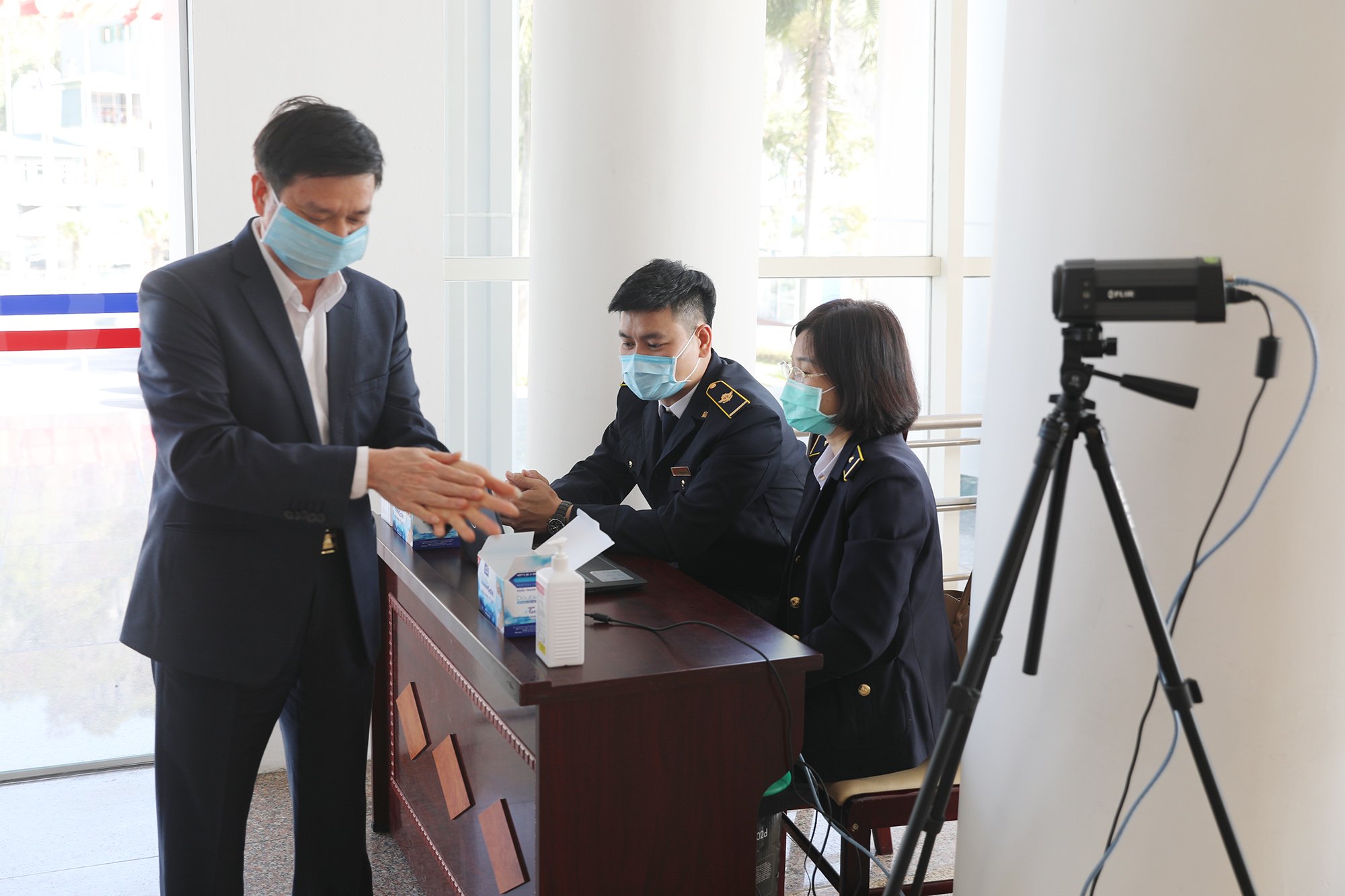 Tại cuộc họp, công tác kiểm tra y tế, phòng, chống dịch Covid - 19 được triển khai giám sát chặt chẽ.