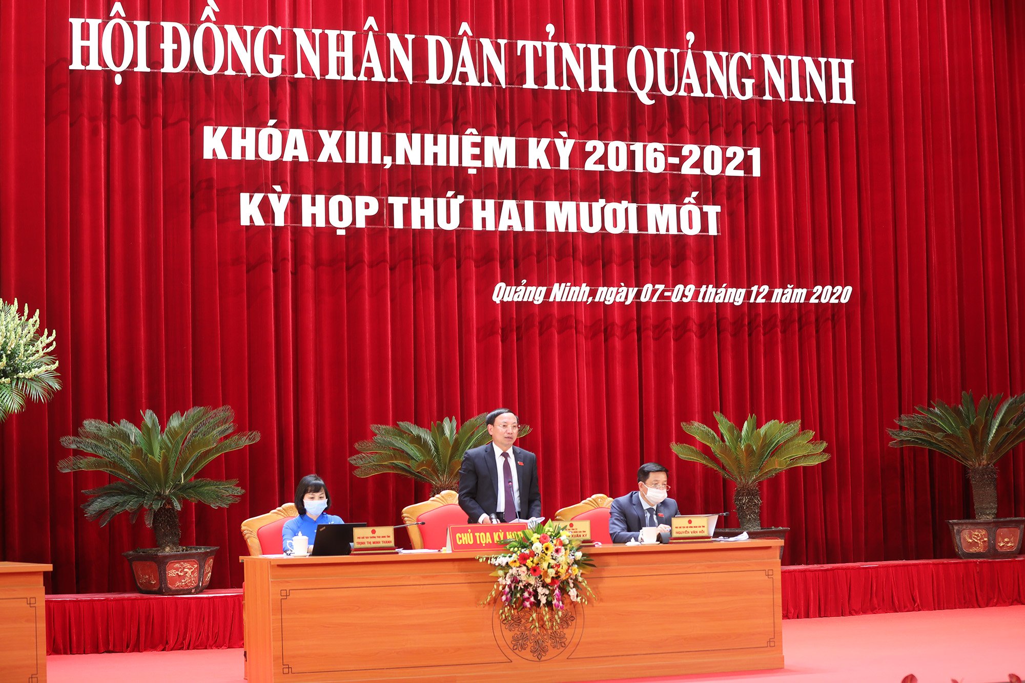 Chủ tọa điều hành kỳ họp.