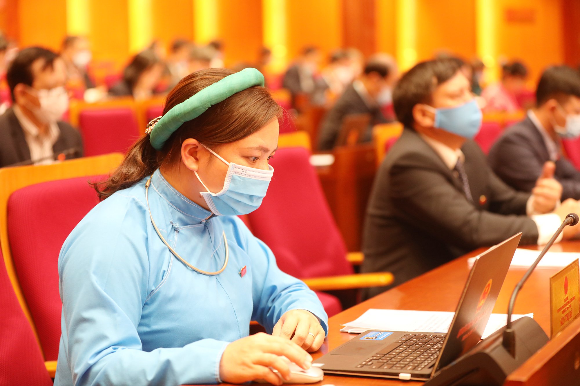 Đại biểu HĐND tỉnh nghiên cứu tài liệu phục vụ Kỳ họp.