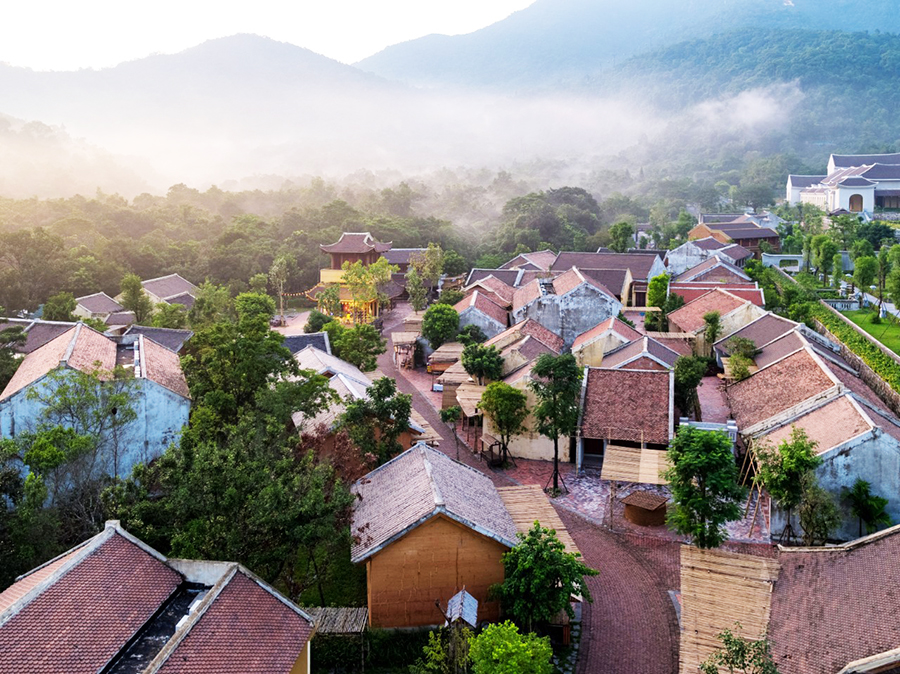 Làng Hành hương Yên Tử tĩnh lặng buổi sớm mai.