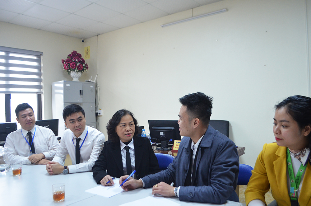 Thừa phát lại của Văn phòng Thừa phát lại Quảng Ninh (phường Bãi Cháy, TP Hạ Long) hướng dẫn người dân thủ tục lập vi bằng.