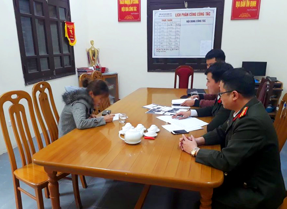 Đội An ninh, Công an thị xã Quảng Yên làm việc với Lê Thị Hoa (SN 2000, trú tại thôn 10, xã Sông Khoai, thị xã Quảng Yên) về hành vi sử dụng Facebook chia sẻ thông tin thất thiệt liên quan đến dịch bệnh do virus corona. Ảnh: conganquangninh.vn 