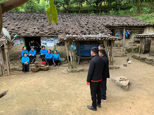Một tiết mục hát soóng cọ (giao duyên) của nam nữ thanh niên người Sán Chỉ trước ngôi nhà của ông Nình A Liềng, xã Đại Dực (Tiên Yên) được xây dựng từ năm 1969.