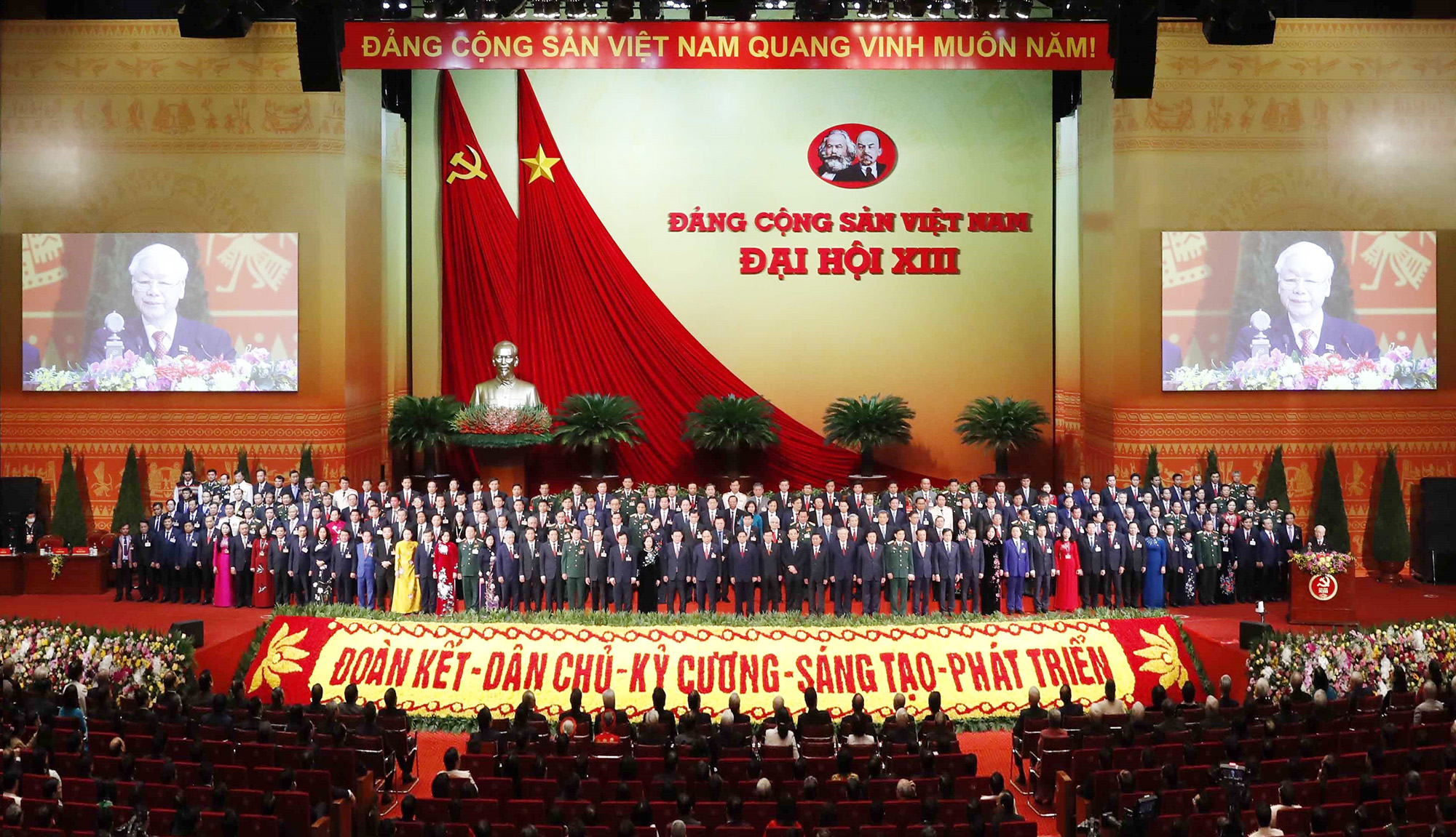 Ban Chấp hành Trung ương Đảng khóa XIII ra mắt Đại hội.