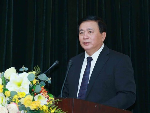 Đồng chí Nguyễn Xuân Thắng, Ủy viên Bộ Chính trị, Giám đốc Học viên Chính trị Quốc gia Hồ Chí Minh, Chủ tịch Hội đồng Lý luận Trung ương báo cáo về kết quả Đại hội XIII của Đảng tại Hội nghị. (Ảnh: TTXVN)