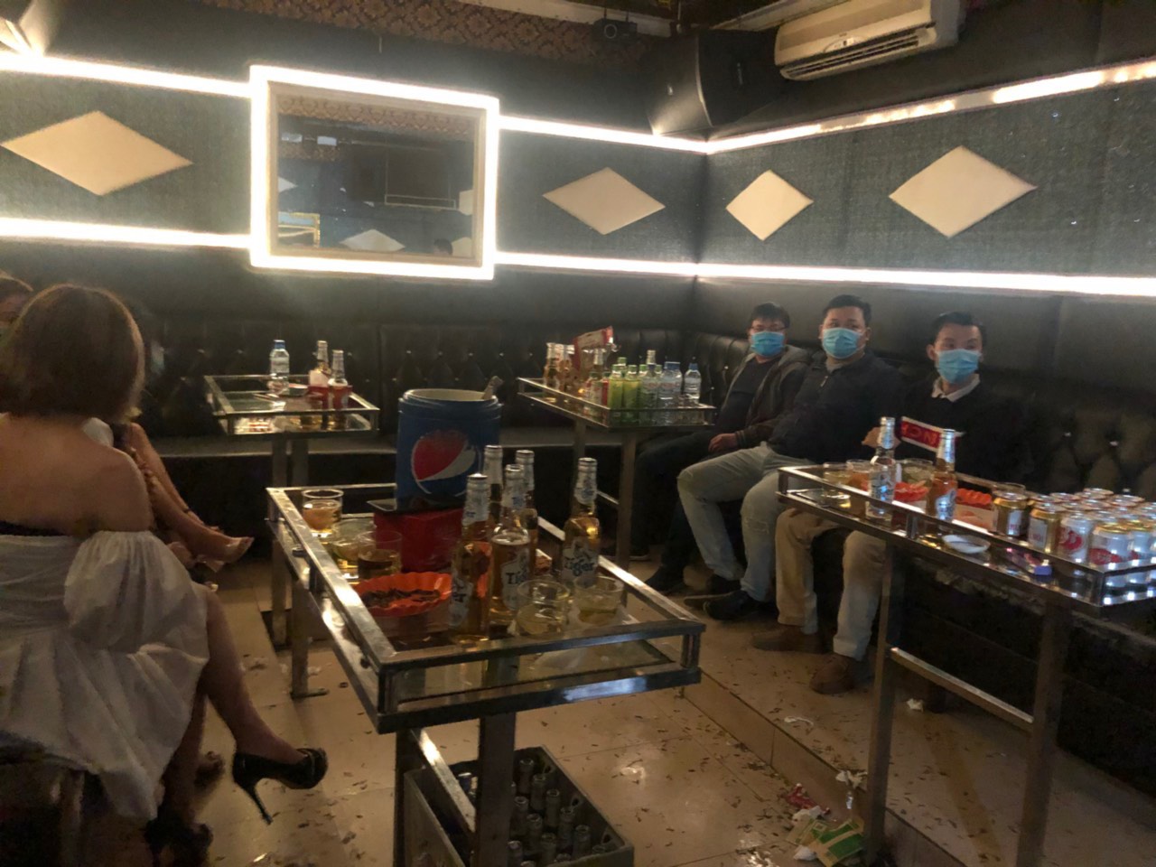 TP Hạ Long phong tỏa cơ sở kinh doanh karaoke và lập biên bản xử phạt đối với chủ cơ sở với lỗi vi phạm nghiêm trọng các văn bản chỉ đạo của tỉnh, thành phố trong phòng chống dịch Covid-19.