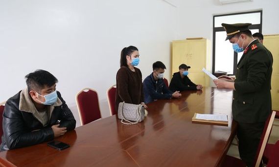 4 đối tượng vi phạm tại Công an TX Đông Triều. Ảnh do cơ quan công an cung cấp