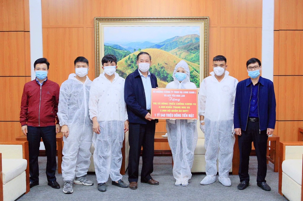 Đồng chí Nguyễn Văn Kỳ, Trưởng Ban Dân vận Thị uỷ, Trưởng Cơ quan Khối MTTQ và các đoàn thể TX Đông Triều tiếp nhận tiền mặt và vật tư y tế do chị Vũ Hường, Công ty TNHH Thương mại và Dịch vụ Hạ Long Xanh và các cá nhân hảo tâm trao tặng.