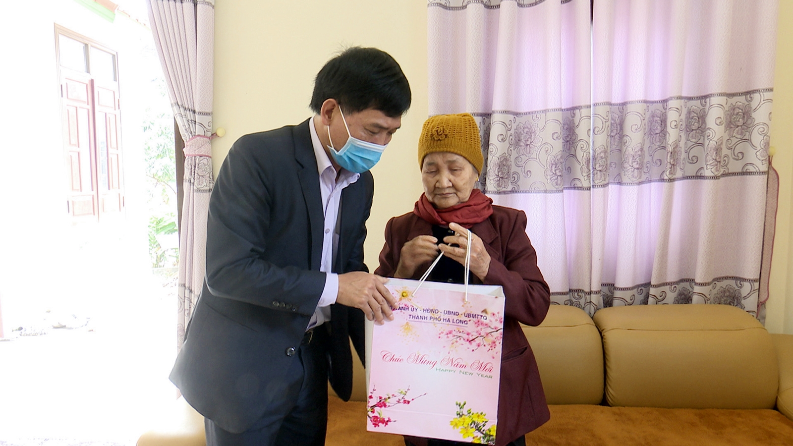 Đồng chí Chủ tịch UBND thành phố chúc tết mẹ Việt Nam anh hùng Nguyễn Thị Thuộc