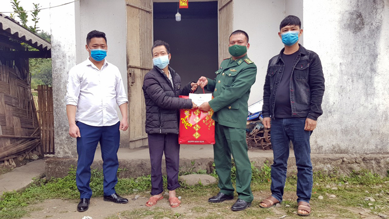 Tặng quà cho gia đình ông Lường Quây Sáng, hộ nghèo bản Pạc Này, xã Quảng Đức, huyện Hải Hà.