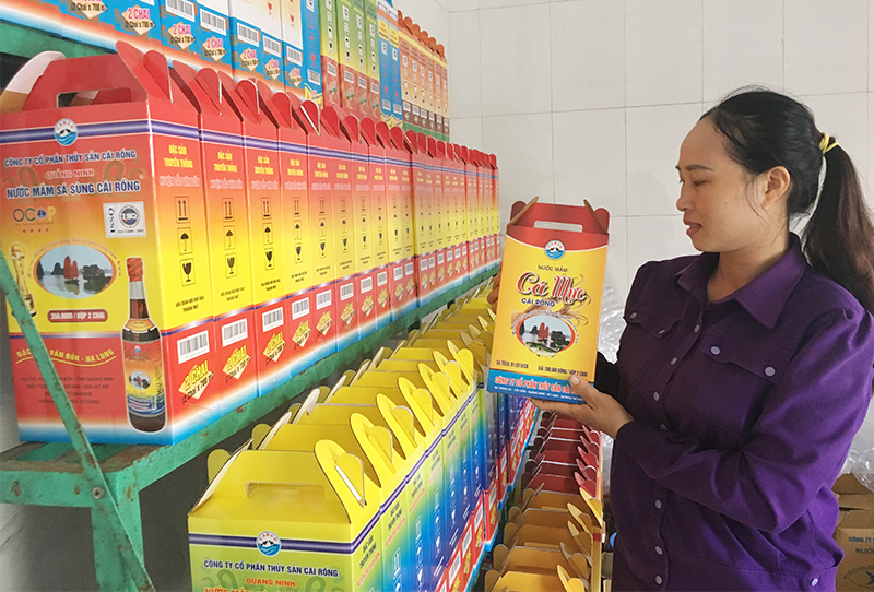 Sản phẩm nước mắm Vân Đồn đã có chỗ đứng trên thị trường, được người tiêu dùng ưa chuộng. Ảnh: Cao Quỳnh