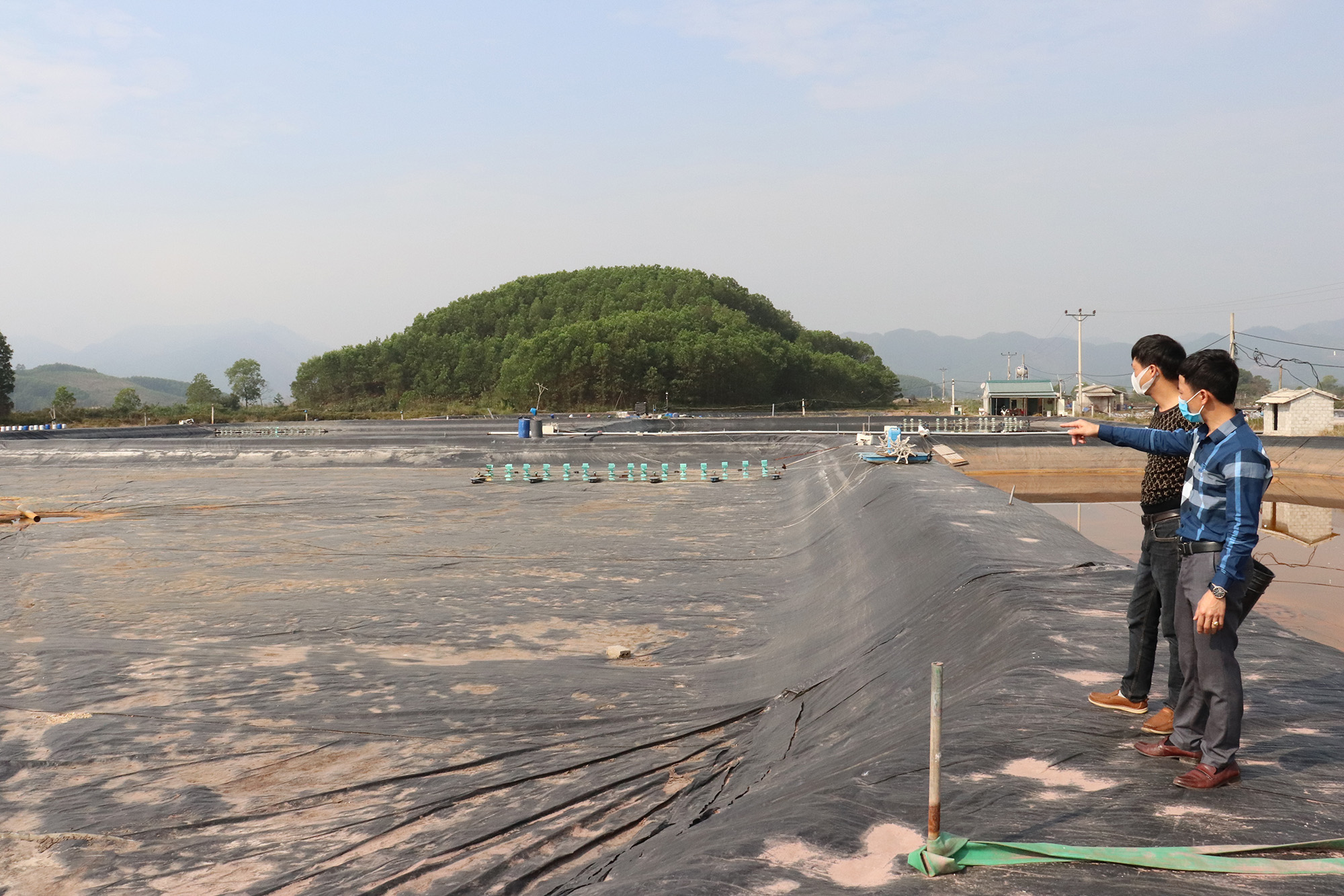 Cán bộ phòng nông nghiệp hướng dẫn người dân nuôi tôm tại xã Hải Lạng (Tiên Yên) cải tạo ao đầm chuẩn bị xuống giống vụ tôm mới.