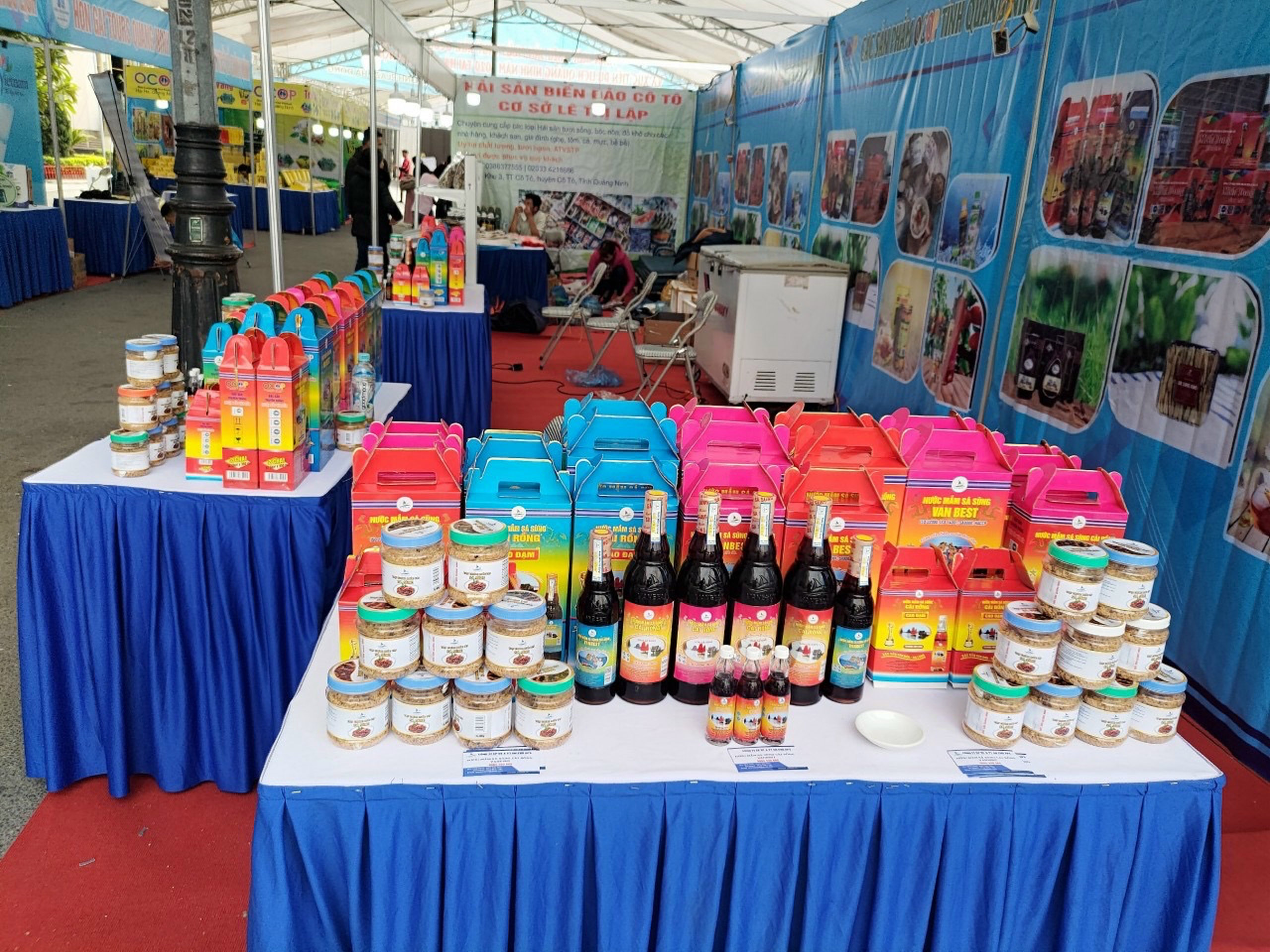 Các sản phẩm OCOP của tỉnh được bày bán tại Hội chợ Triển lãm kích cầu tiêu dùng và Hội chợ hàng công nghiệp nông thôn tỉnh Quảng Ninh, tháng 12/2020.