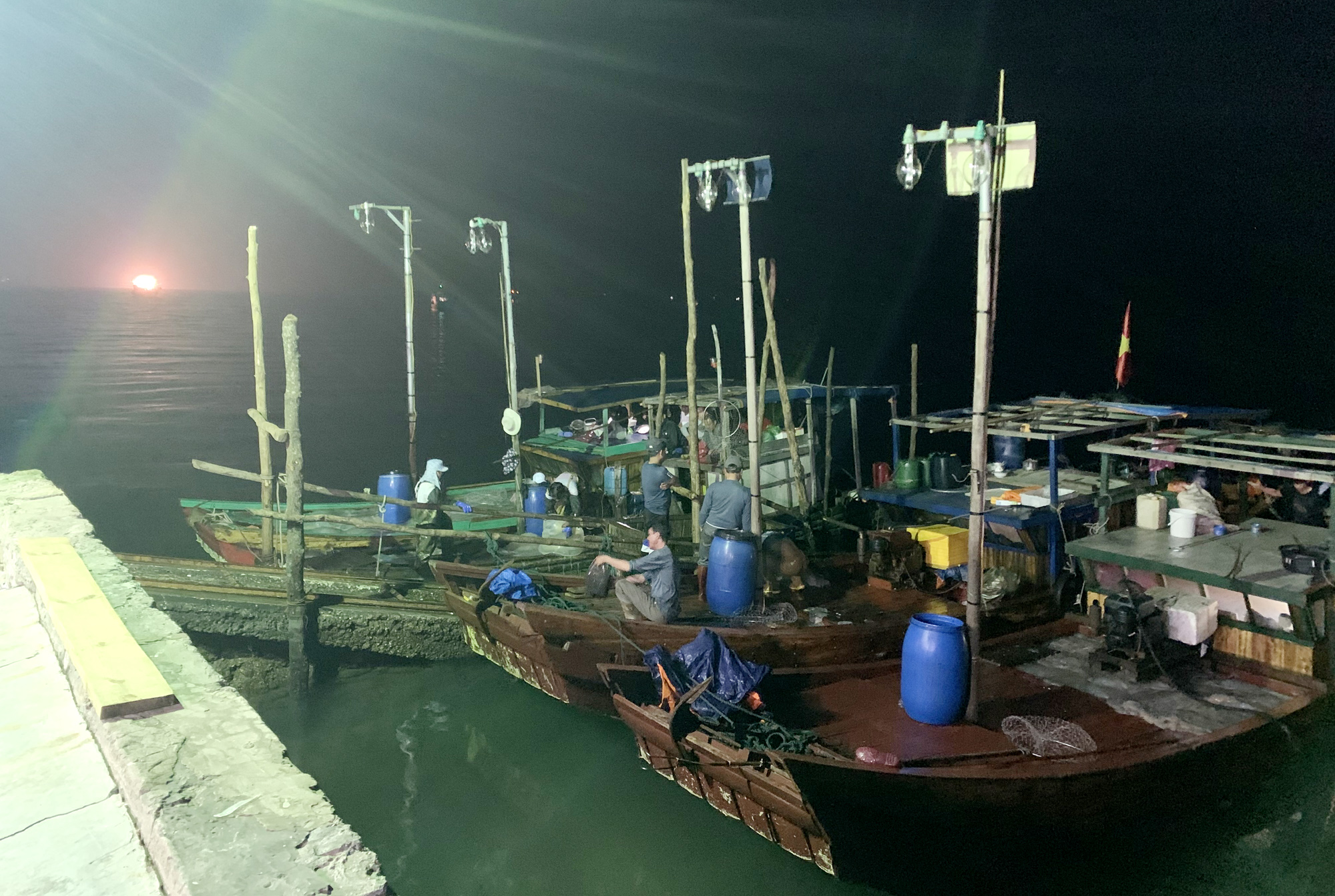 Hiện có khoảng trên 10 tàu đi khai thác sứa, trung bình mỗi tàu đi vớt sứa có từ 2-4 người, thời gian mỗi chuyến đi vớt sứa từ 2 đến 3 giờ đồng hồ.