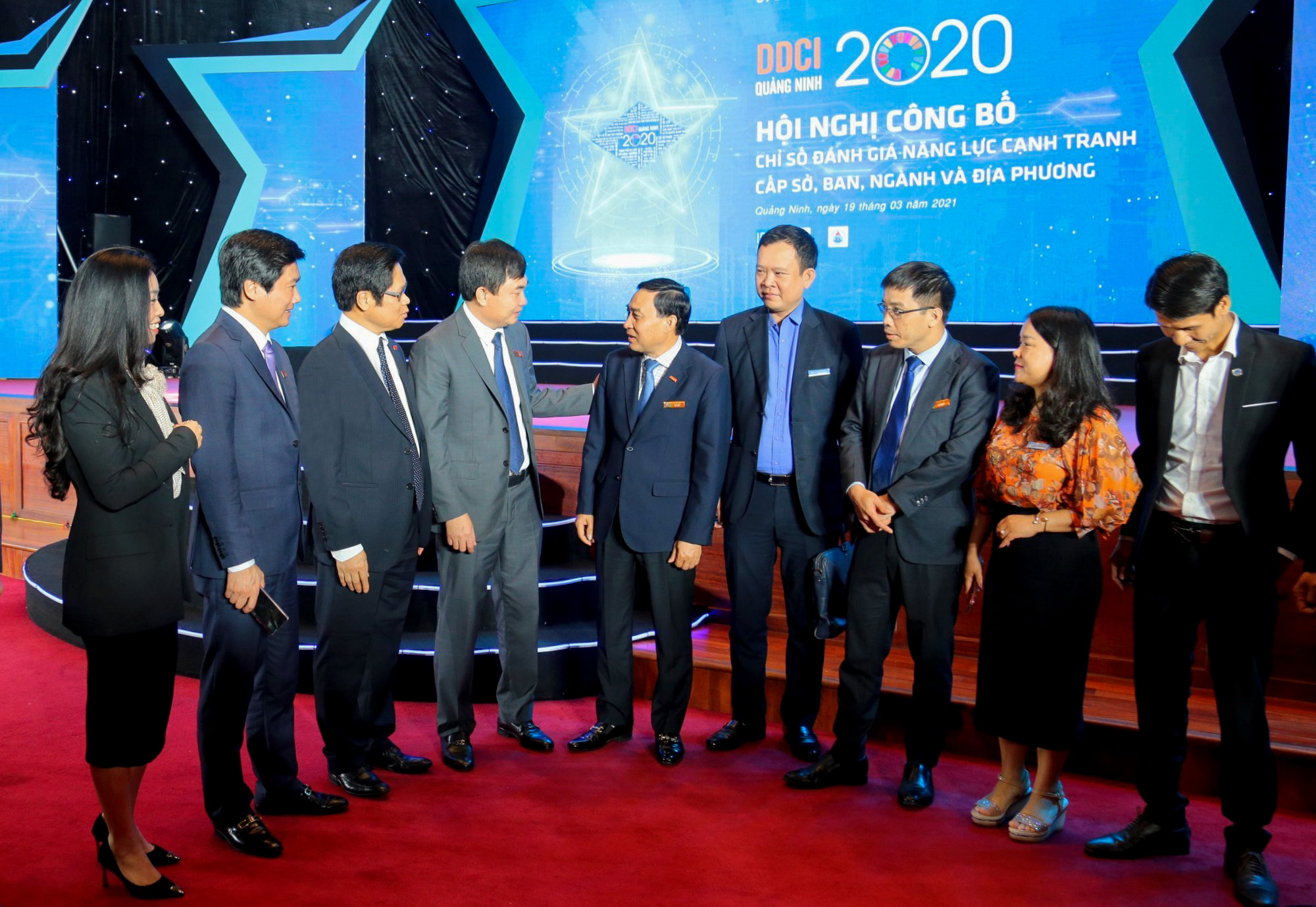 Lãnh đạo tỉnh trao đổi với đại diện doanh nghiệp tại hội nghị DDCI 2020
