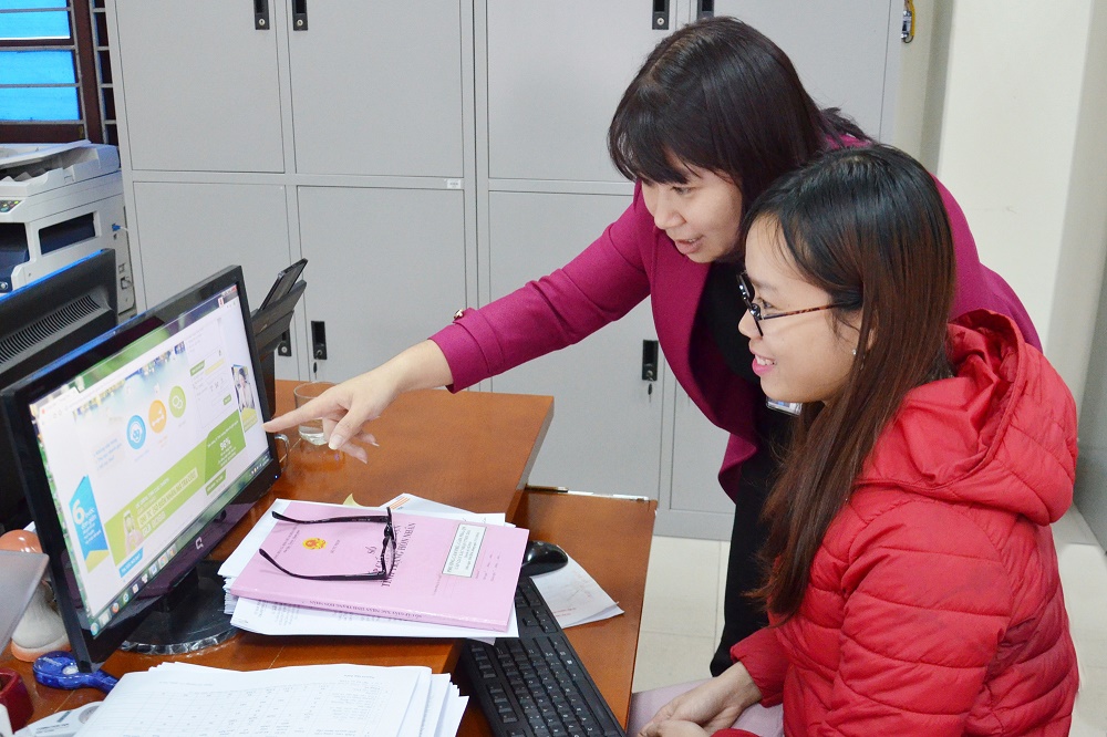 Cán bộ Trung tâm Hành chính công TP Cẩm Phả hướng dẫn, giải quyết TTHC cho người dân, doanh nghiệp.