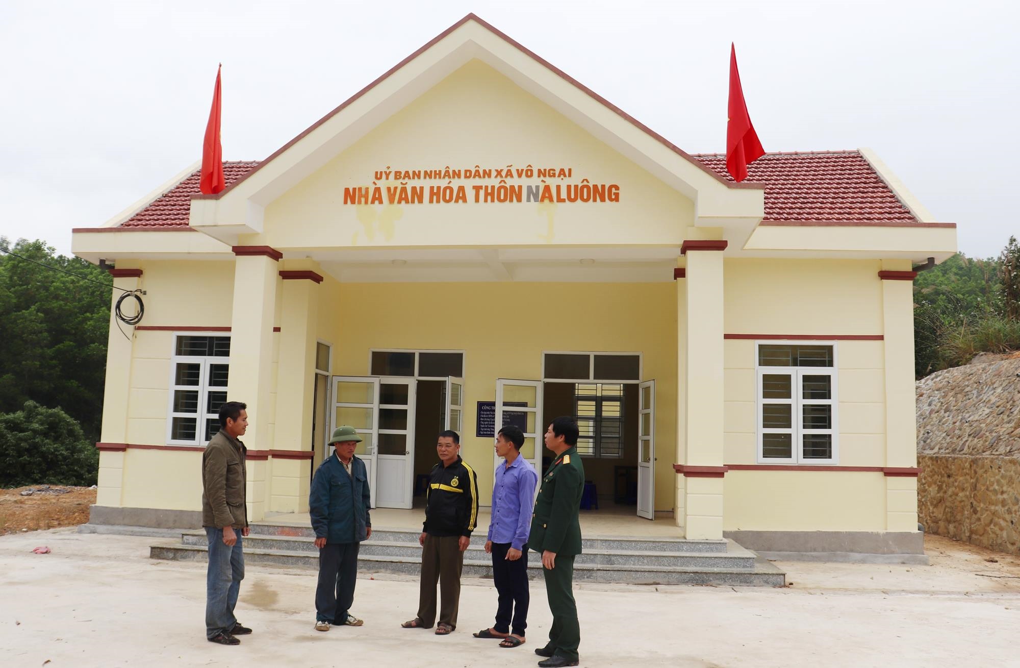 Anh Dương Văn Sằn, Bí thư Chi bộ, Trưởng thôn Nà Luông (xã Vô Ngại, huyện Bình Liêu) , (thứ 2, từ phải sang) huy động nhân dân đóng góp ngày công, kinh phí hoàn thiện nhà văn hóa mới của thôn.
