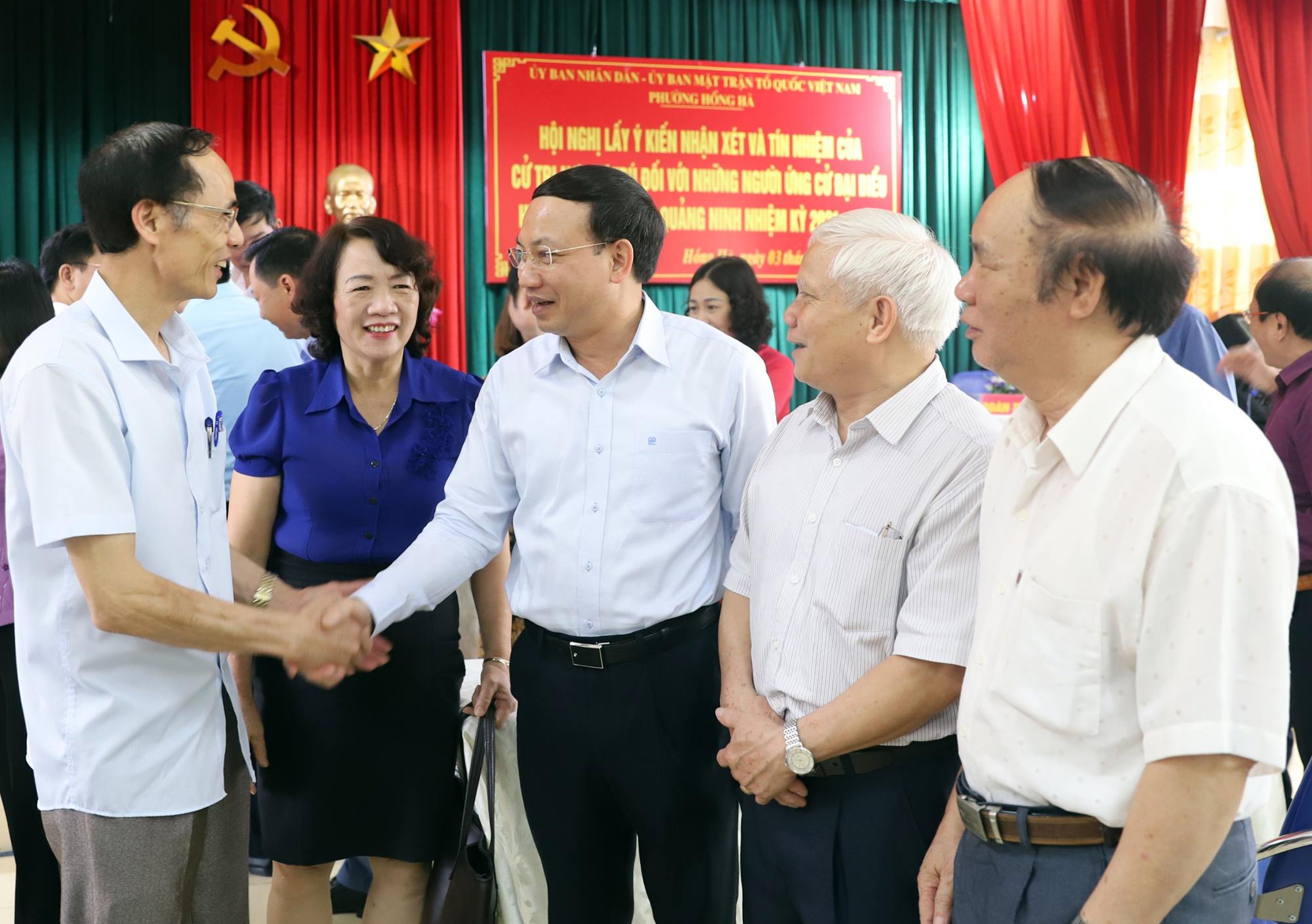 Đồng chí Nguyễn Xuân Ký, Ủy viên Trung ương Đảng, Bí thư Tỉnh ủy, Chủ tịch HĐND tỉnh trò chuyện với cán bộ khu phố 4, phường Hồng Hà, TP Hạ Long