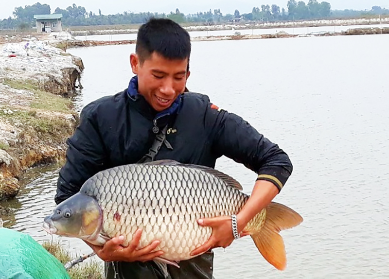 Nguyễn Văn Đức bên cơ ngơi ao đầm nuôi cá rộng hơn 15ha.