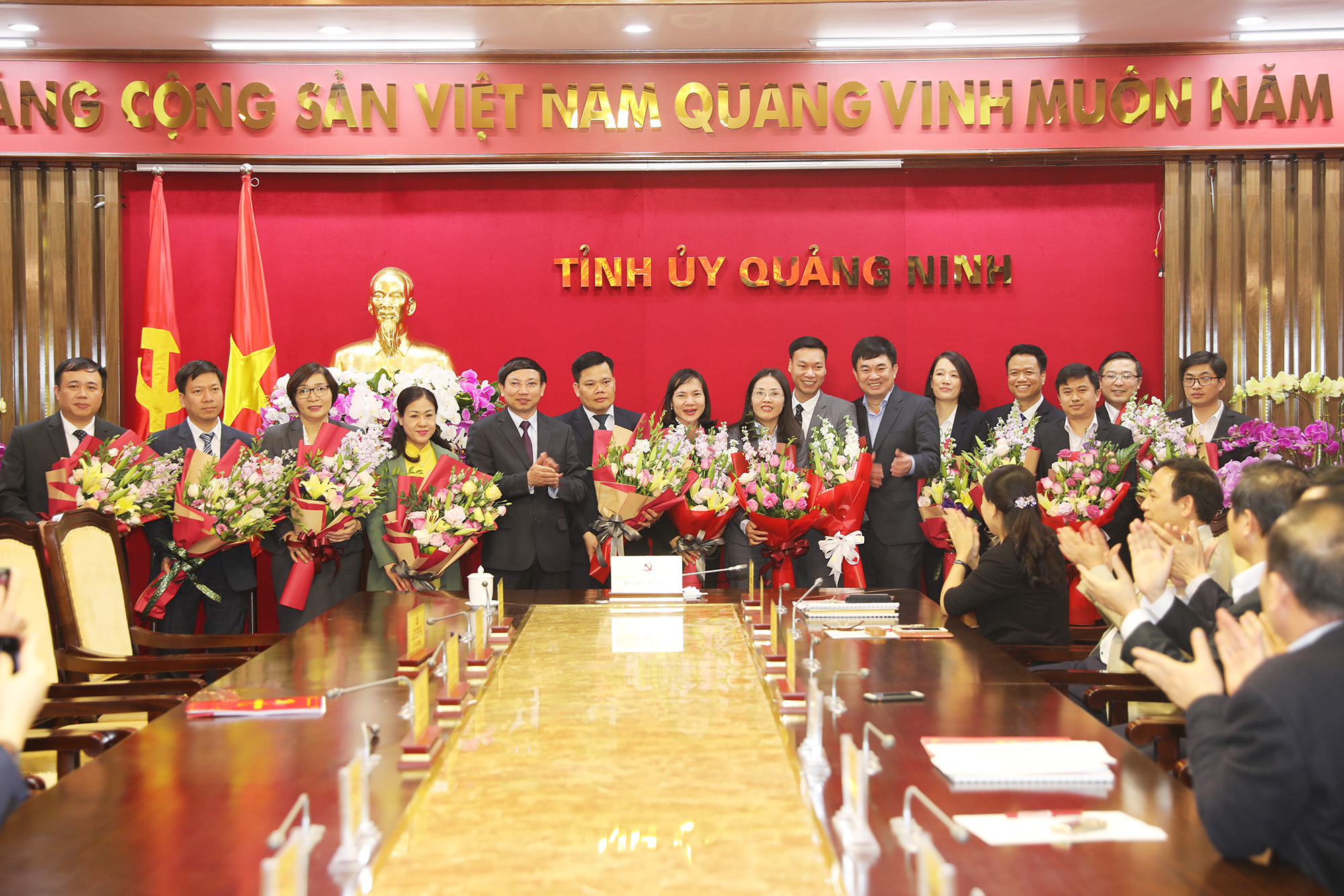 Lãnh đạo tỉnh tặng hoa chúc mừng các ứng cử viên thi tuyển chức danh lãnh đạo (1-2020). Ảnh: Đỗ Phương