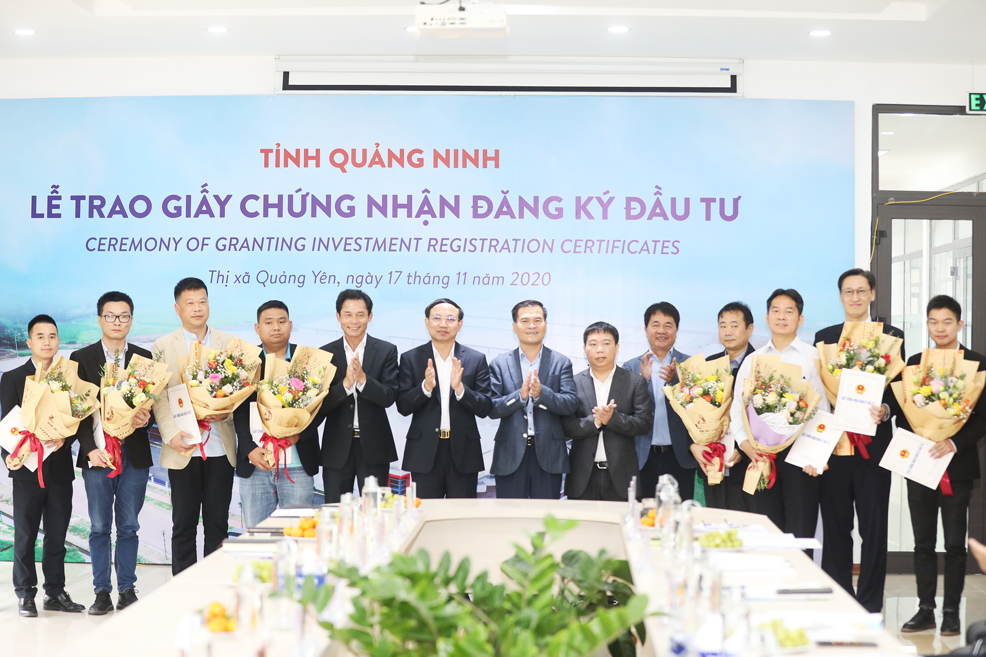Các đồng chí lãnh đạo tỉnh chứng kiến lễ trao Giấy chứng nhận đăng ký đầu tư cho 9 doanh nghiệp FDI tại KCN Đông Mai (tháng 11/2020). Ảnh: Đỗ Phương