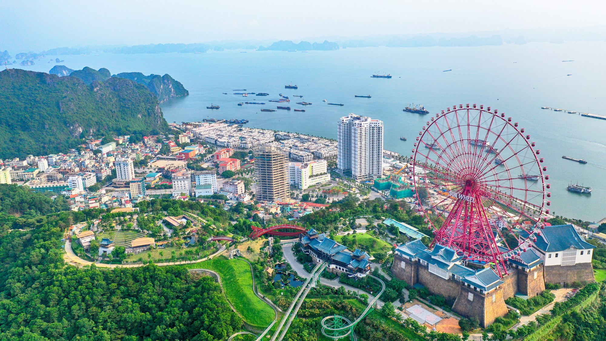 Vòng quay mặt trời trên đỉnh núi Ba Đèo, nhìn ra cây cầu Bãi Cháy, là một trong những biểu tượng du lịch của Hạ Long - Quảng Ninh.