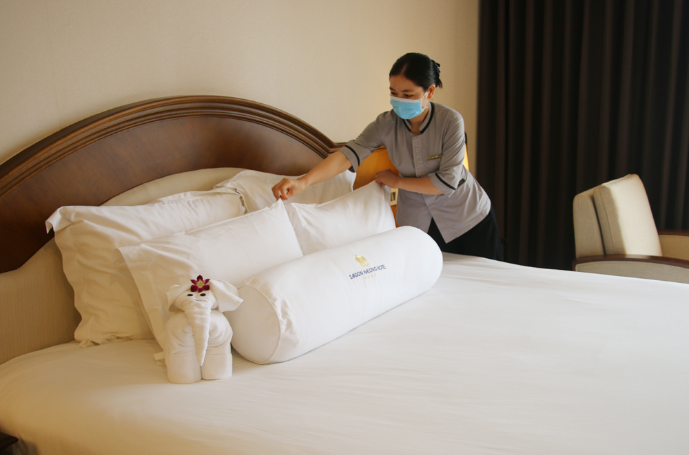 Nhân viên mới tại Khách sạn Sài Gòn - Hạ Long dọn phòng.