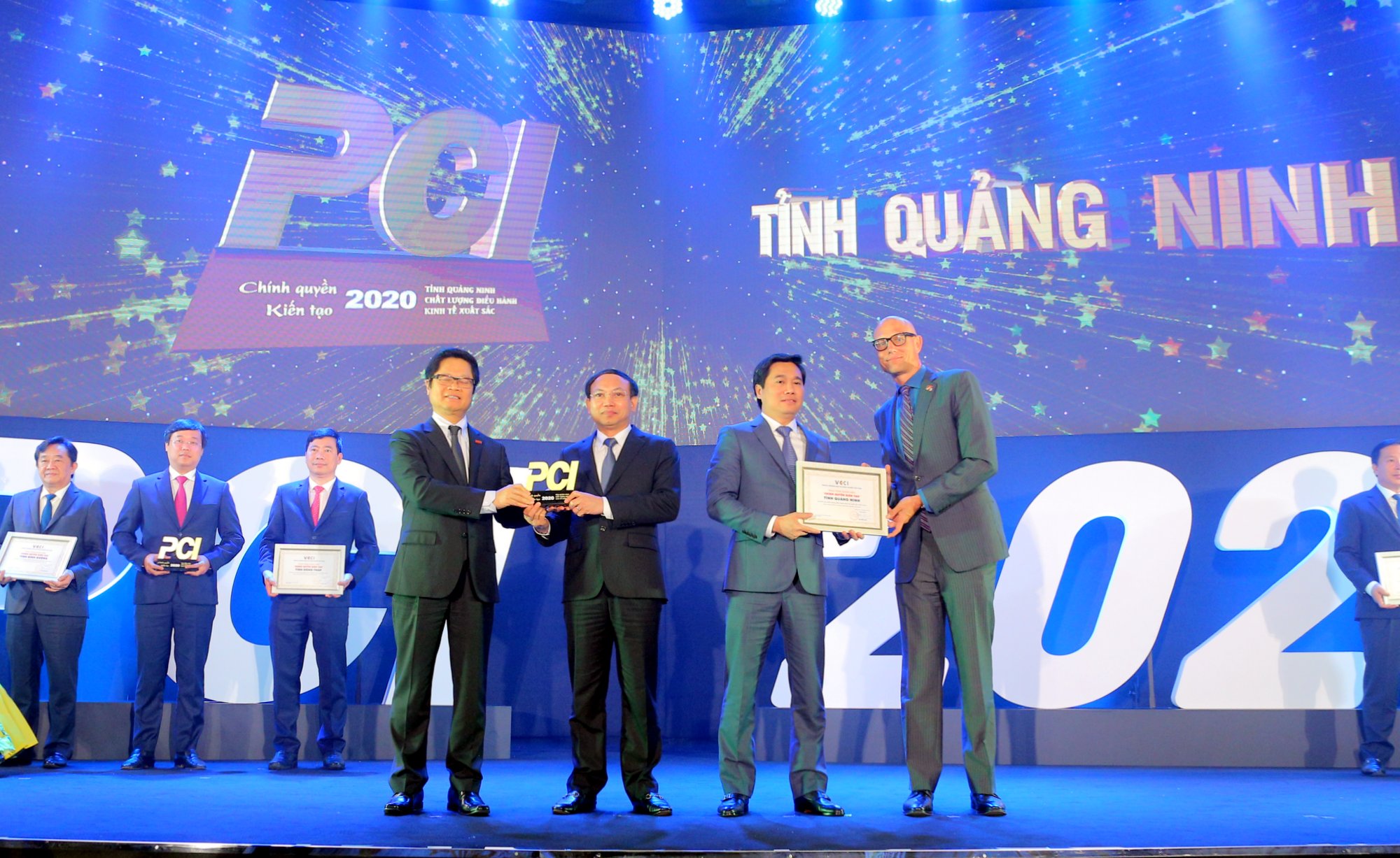 Lãnh đạo tỉnh Quảng Ninh nhận Cúp quán quân PCI năm 2020. Ảnh: Minh Hà.