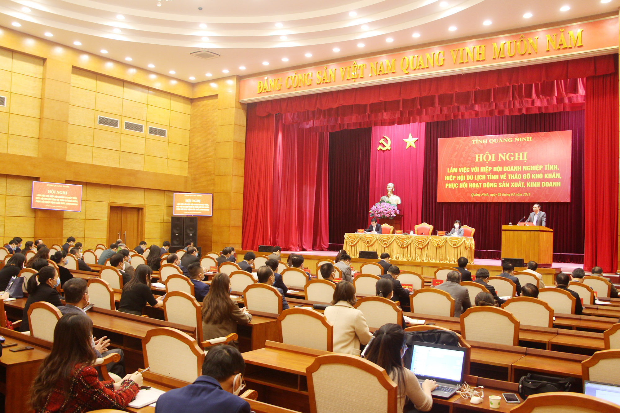 Tỉnh Quảng Ninh đã tổ chức hội nghị làm việc với Hiệp hội Doanh nghiệp tỉnh, Hiệp hội Du lịch tỉnh về tháo gỡ khó khăn, phục hồi hoạt động sản xuất, kinh doanh vào tháng 3/2021