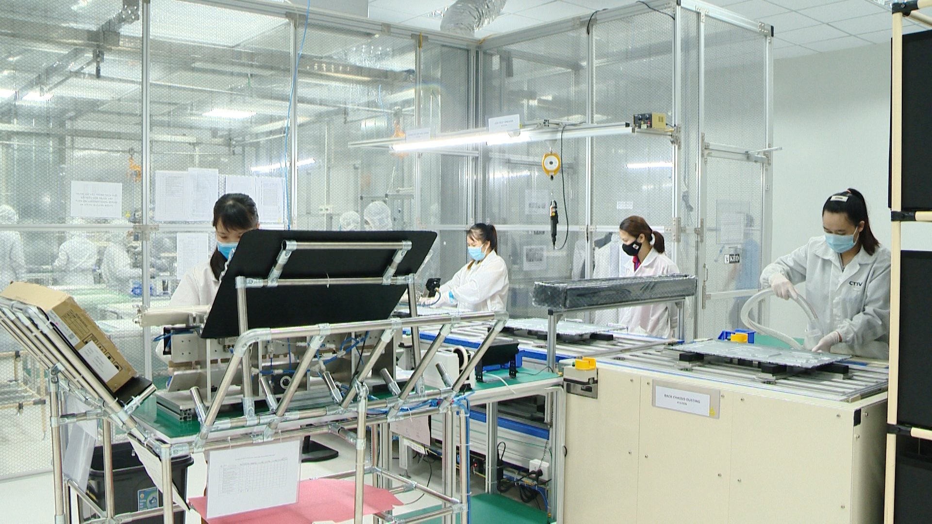 Tập đoàn Foxconn (KCN Đông Mai, TX Quảng Yên) cho ra lô sản phẩm công nghệ cao, công nghiệp chế biến, chế tạo đầu tiên tại Quảng Ninh, tháng 11/2020. Ảnh: Thu Chung.
