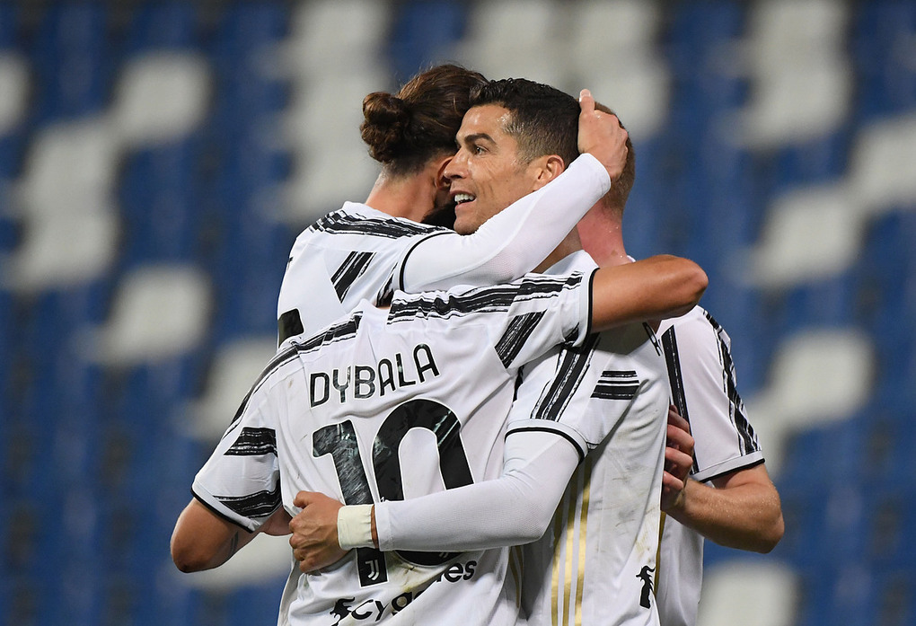 Ronaldo mừng bàn thắng với các đồng đội, khi Juventus hạ Sassuolo ở Serie A tối 12/5. Ảnh: Reuters.