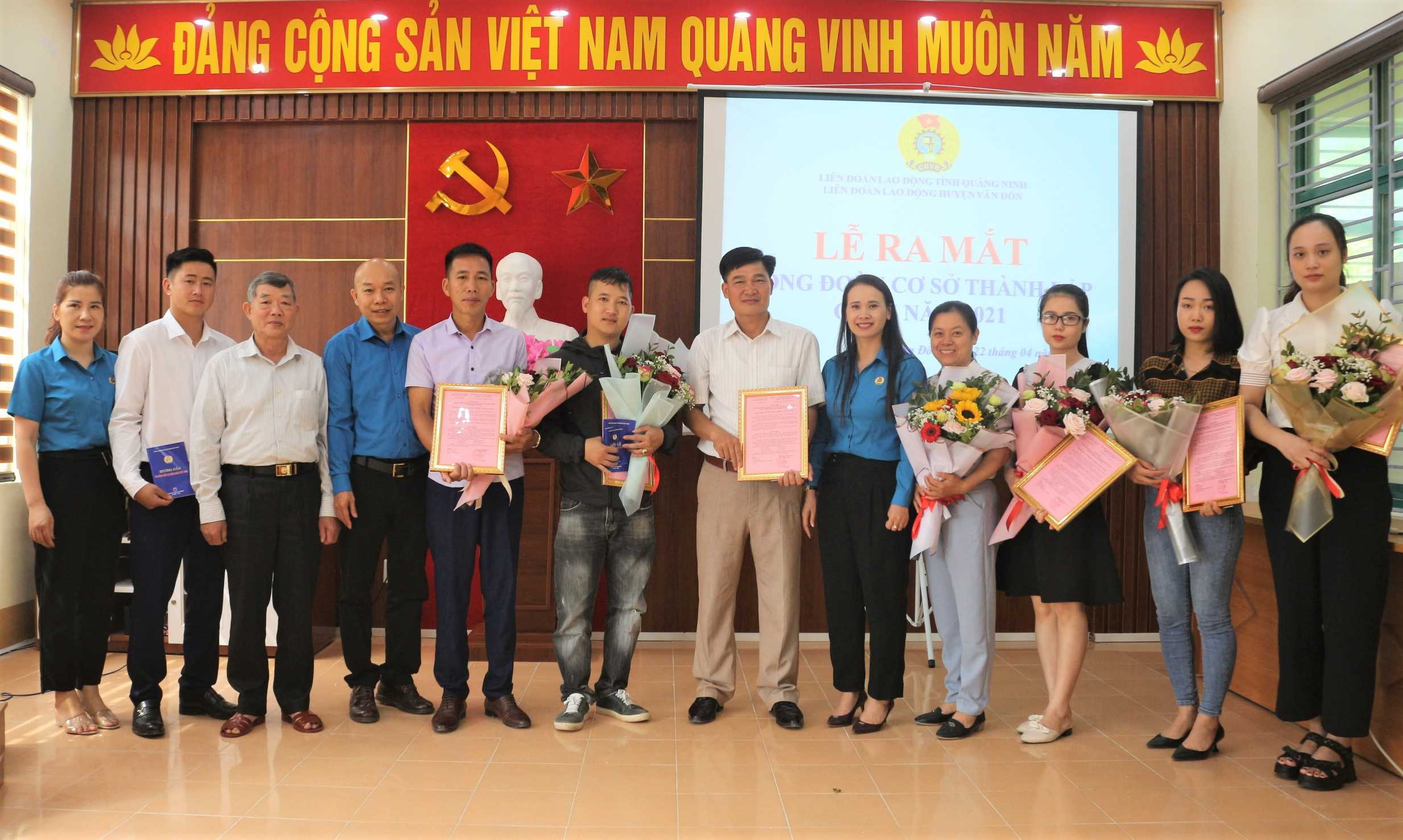 Lễ ra mắt 6 CĐCS thuộc các doanh nghiệp trên địa bàn huyện Vân Đồn.