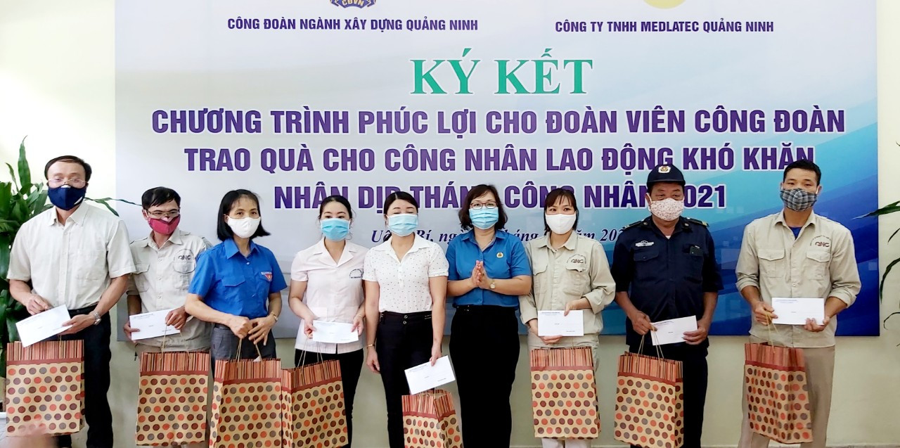 Bà Phạm Thị Thúy Hà, Chủ tịch Công đoàn ngành Xây dựng Quảng Ninh trao tặng quà cho CNLĐ có hoàn cảnh khó khăn.