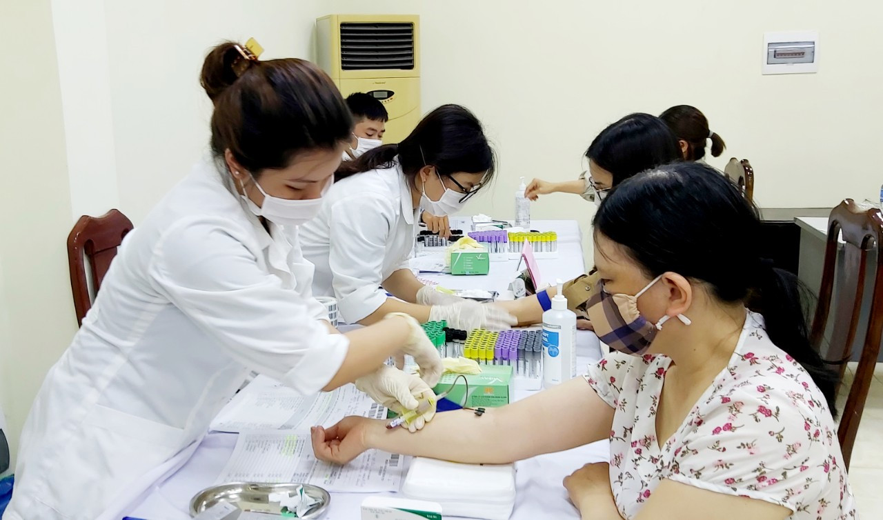 CNLĐ Công ty CP xi măng và xây dựng Quảng Ninh được xét nghiệm tầm soát ung thư miễn phí.