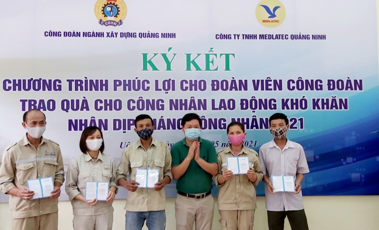 Lãnh đạo Công ty CP xi măng và xây dựng Quảng Ninh trao tặng 5 sổ tiết kiệm cho CNLĐ của Công ty.
