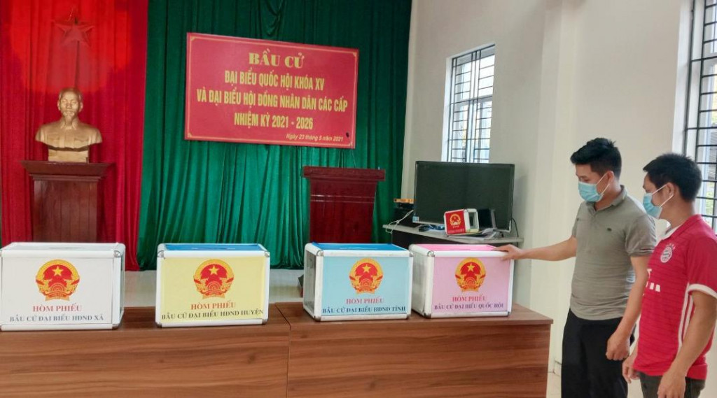 Bí thư Chi bộ, Trưởng thôn Khe Mọi, xã Đồng Văn, huyện Bình Liêu Tằng A Sám (bên trái), kiểm tra, rà soát lại công tác chuẩn bị cơ sở vật chất cho ngày bầu cử.
