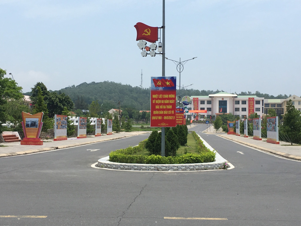 Các pa nô ảnh được trưng bày trên một số tuyến phố của thị trấn Cô Tô (huyện Cô Tô).