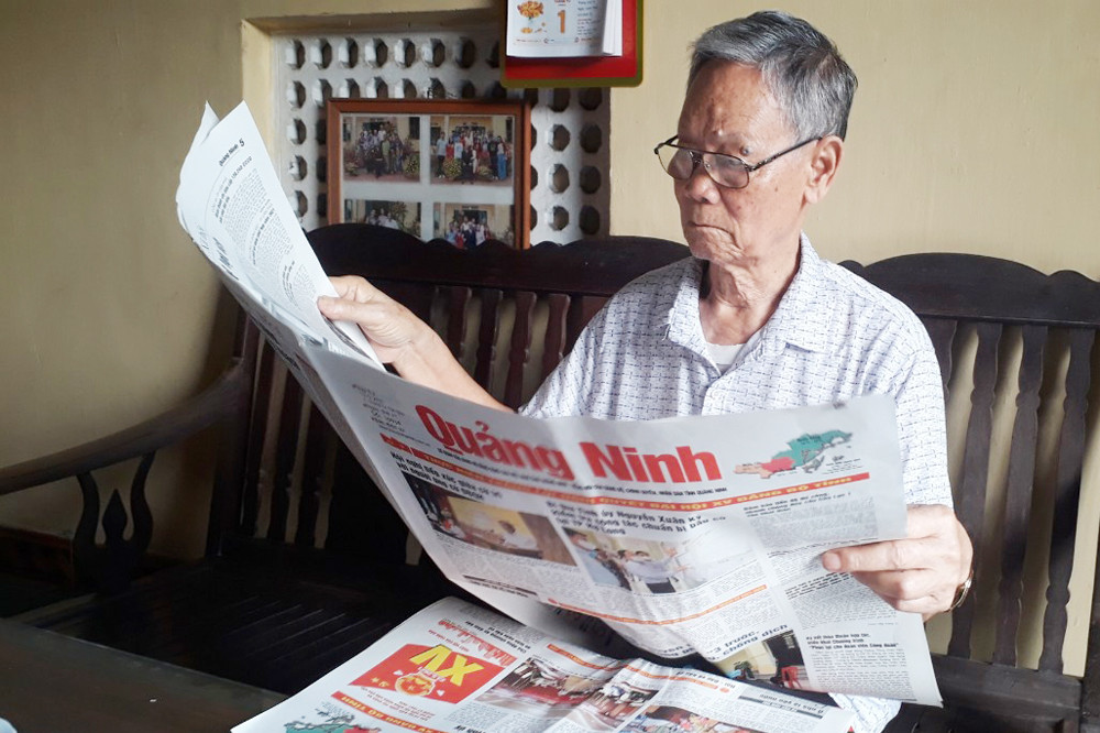 Ông Nguyễn Đăng Tư ngày ngày vẫn đọc báo, nghe đài nắm bắt thông tin về cuộc bầu cử ĐBQH khóa XV và đại biểu HĐND các cấp nhiệm kỳ 2021-2026.