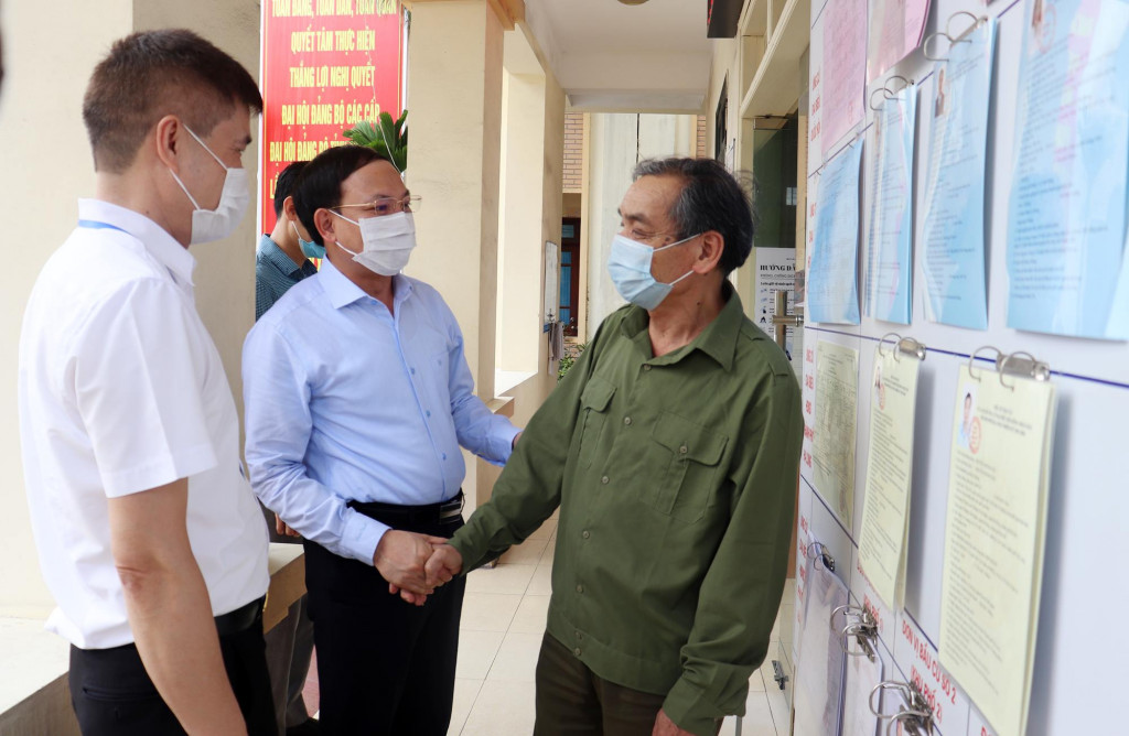 Đồng chí Nguyễn Xuân Ký, Ủy viên Trung ương Đảng, Bí thư Tỉnh ủy, Chủ tịch HĐND tỉnh trò chuyện với cử tri phường Hà Tu (TP Hạ Long). Ảnh: Trúc Linh