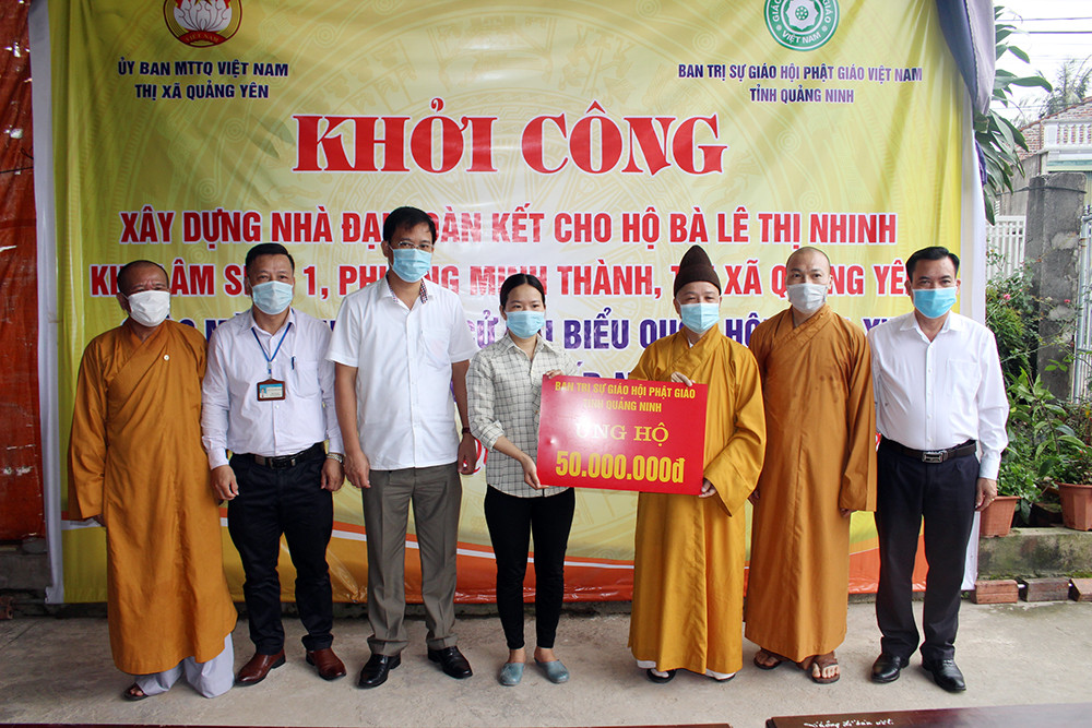 Hòa thượng Thích Thanh Quyết –Phó Chủ tịch Hội đồng Trị sự Trung ương Giáo hội Phật giáo Việt Nam, Trưởng Ban Trị sự GHPGVN tỉnh Quảng Ninh trao 50 triệu đồng hỗ trợ gia đình chị Lê Thị Nhinh.
