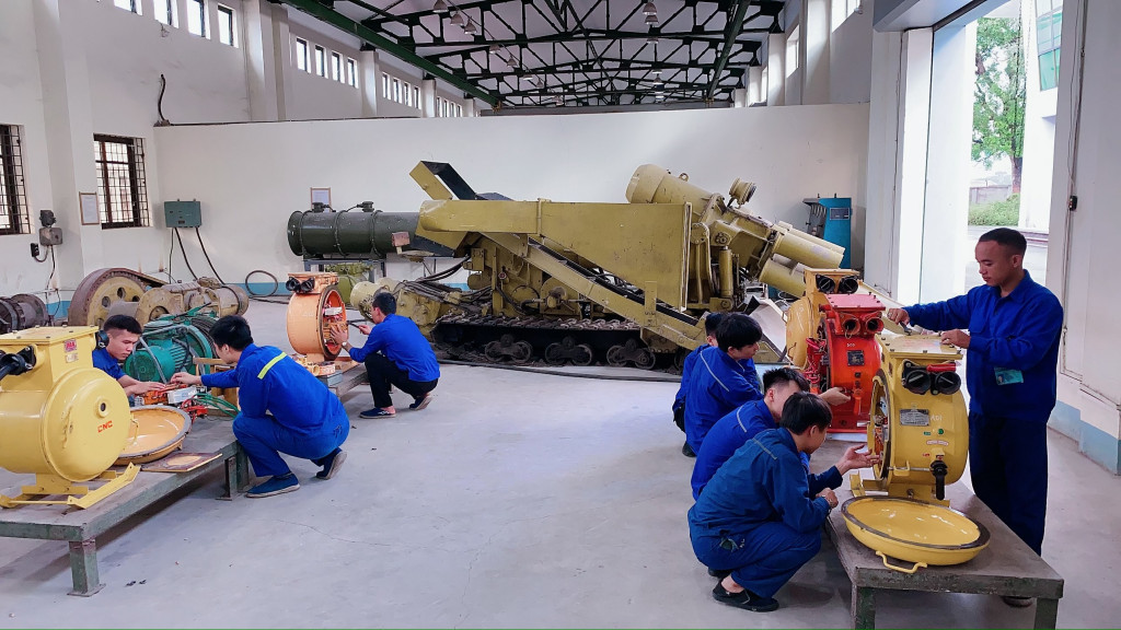 Học sinh Trường CĐ Than - Khoáng sản Việt Nam trong một tiết học về kiểm tra thiết bị điện.