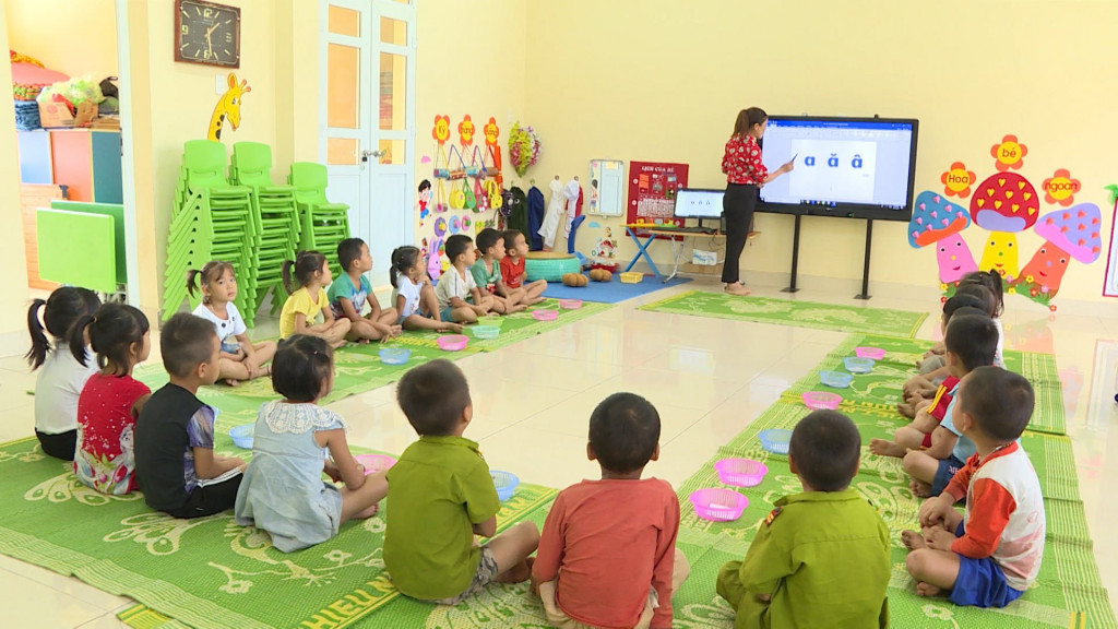 Giờ học của trẻ mầm non Trường Mầm non Hà Lâu, huyện Tiên Yên, với bảng tương tác.