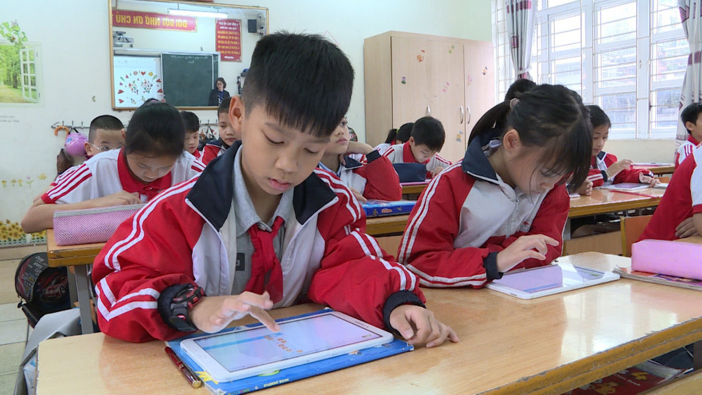Học sinh Trường Tiểu học Cẩm Đông, TP Cẩm Phả, sử dụng thành thạo máy tính bảng.