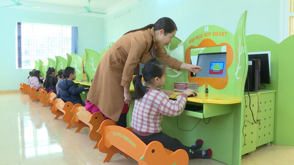 Trẻ 5 tuổi Trường Mầm non thị trấn Bình Liêu học phần mềm Kid smart - phần mềm phát triển trí tuệ cho trẻ.