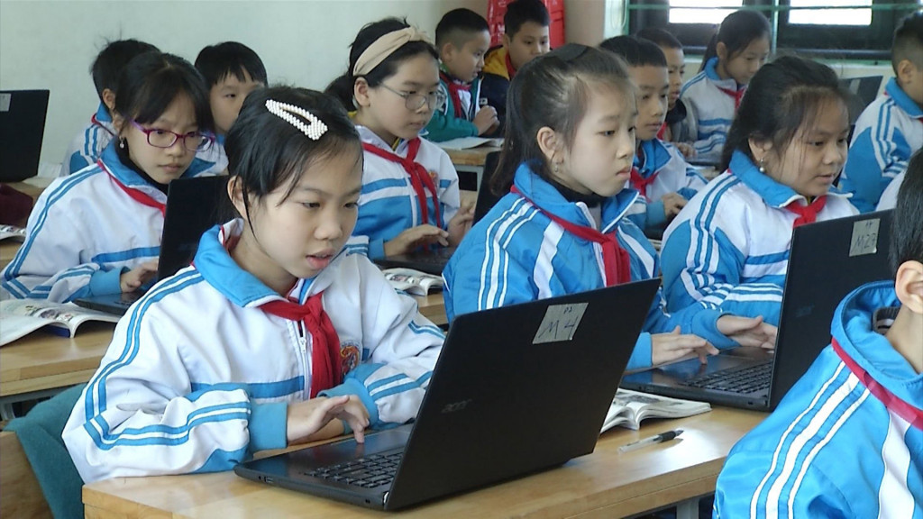 Học sinh Trường Tiểu học Trần Quốc Toản, TP Hạ Long, học bài bằng máy tính xách tay.