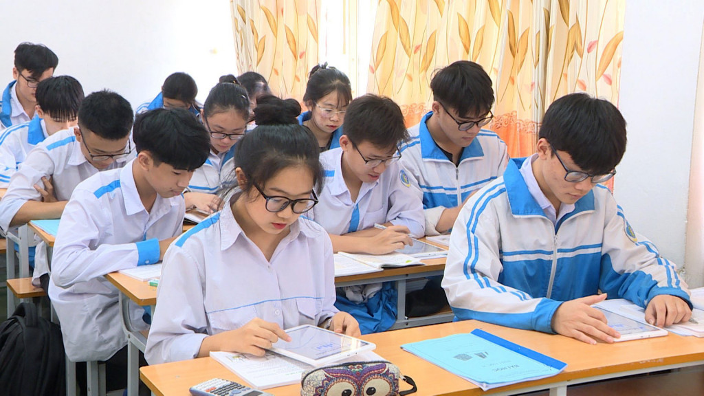 Học sinh Trường THPT Hoàng Quốc Việt, TX Đông Triều, sử dụng máy tính bảng hỗ trợ tìm kiếm thông tin cho bài học.