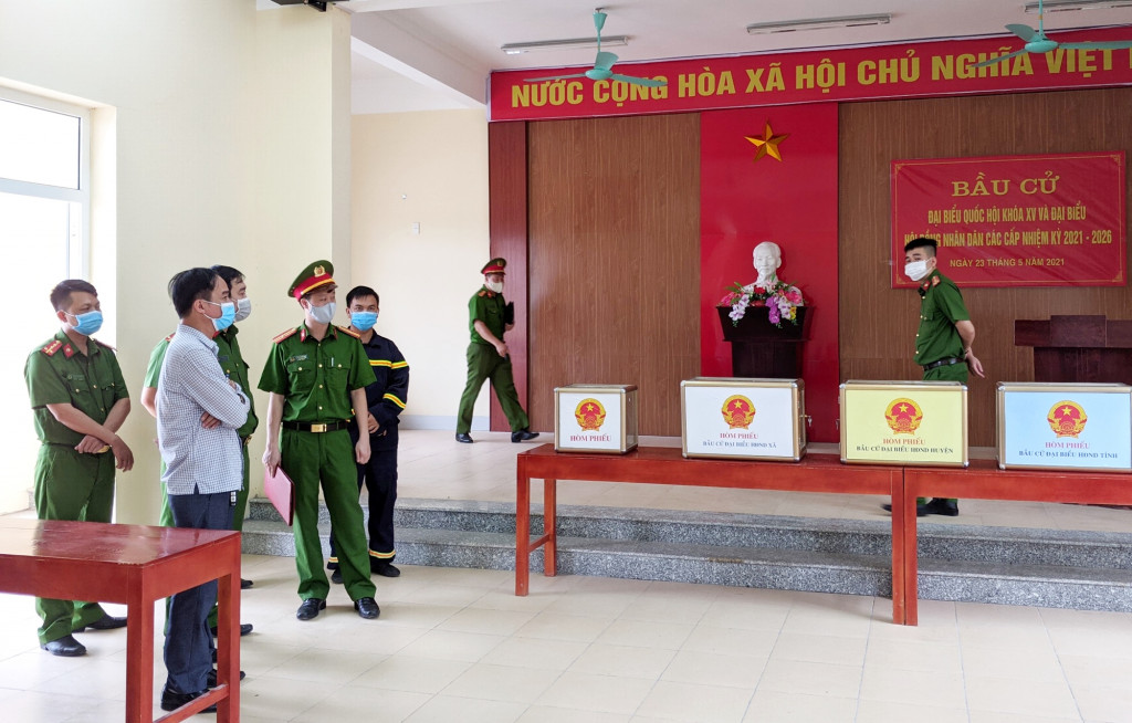Phòng Cảnh sát PCCC&CNCH kiểm tra công tác an toàn PCCC tại các điểm bầu cử.