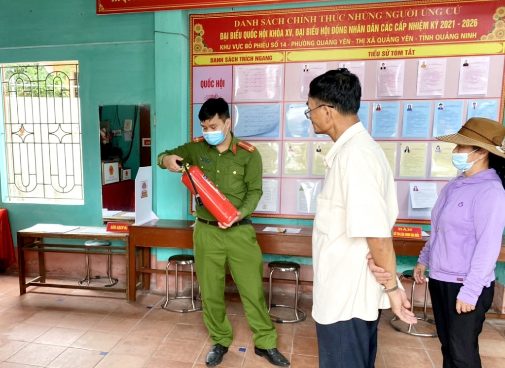Công an TX Quảng Yên kiểm tra phương tiện được trang bị tại một điểm bầu cử thuộc phường Quảng Yên, TX Quảng Yên.