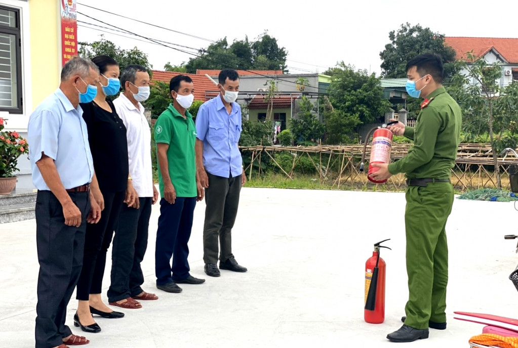 Công an TX Quảng Yên hướng dẫn các thành viên tổ bầu cử cách sử dụng bình chữa cháy tại chỗ để chủ động trong quá trình bầu cử.
